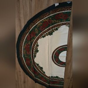 Elegant Holiday Oval Tablecloth - Green and Red